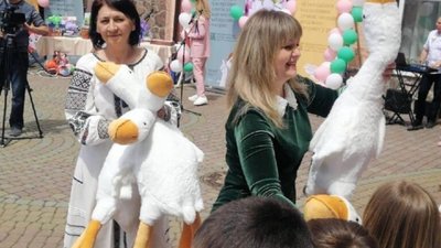 У Долині дітям вручили іграшки від спонсорів, а після свята – забрали