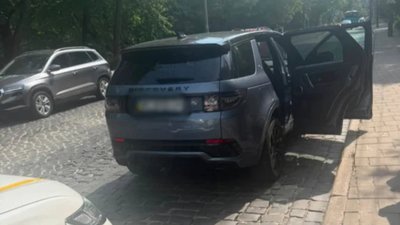 У Львові водій Range Rover збив улюблений стовпчик Садового