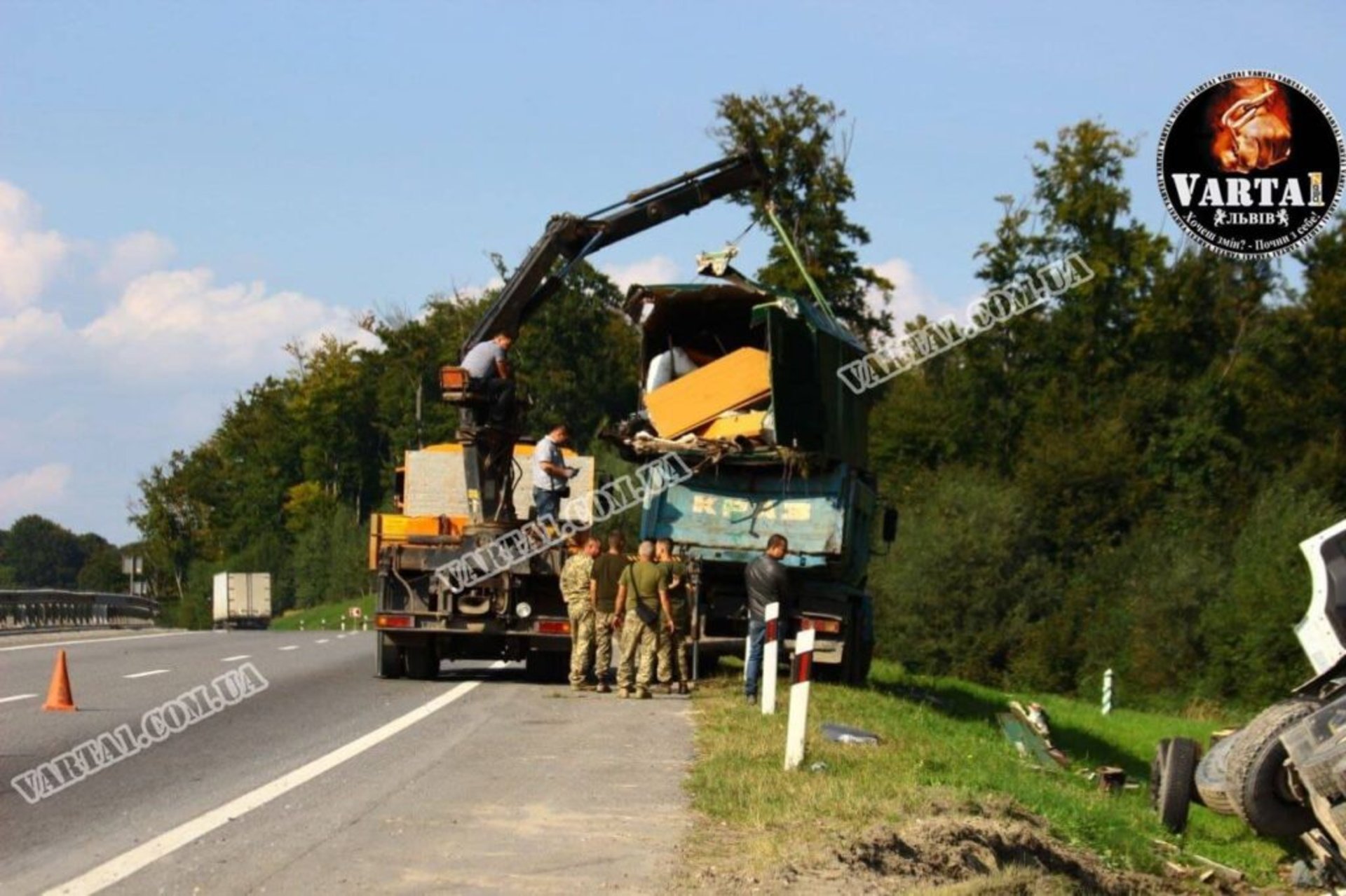 На Львівщині після зіткнення злетіли з траси “КрАЗ” і самоскид