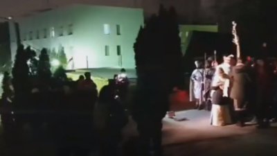 Львівські студенти влаштували вертеп під СІЗО, де перебувають підозрювані у вбивстві Шеремета (ВІДЕО)