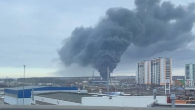У санкт-перербурзі горить промисловий обʼєкт (ВІДЕО)