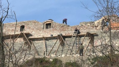 У Львові відновлюють історичний мур Високого замку