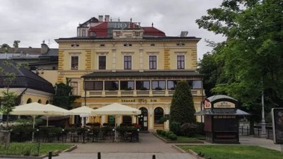 Суд зобов’язав Садового продовжити дозвіл на літній майданчик «Віденської кав’ярні»