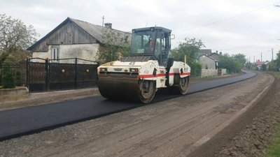 На Львівщині  ремонтують автодорогу до печерної церкви і цілющого джерела (ФОТО)