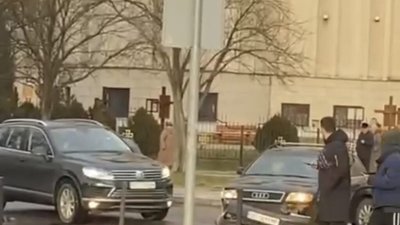 У Львові у спальному районі не розминулись три автомобілі (ВІДЕО)