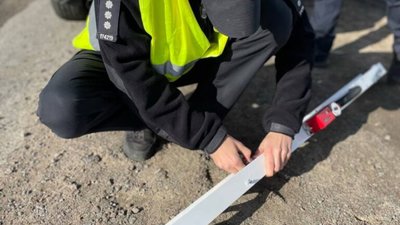 На Львівщині патрульні оглядають ями на дорогах (ФОТО)