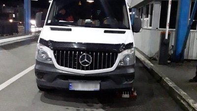 На кордоні з Польщею виявили викрадений у Франції «Мерседес» (ФОТО)
