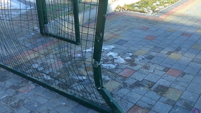 У Львові автівка влетіла у браму дитячого садка (ФОТО)