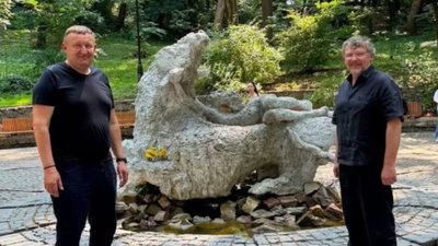 У Львові депутати сфотографувались біля чупакабри
