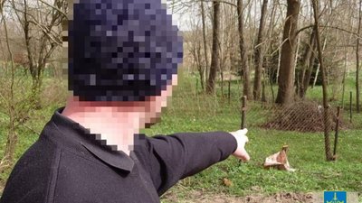 На Львівщині чоловік закопав труп у саду поблизу свого будинку