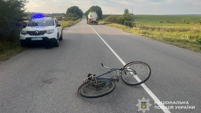 На Львівщині автомобіль не розминувся із велосипедом