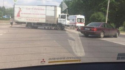 Біля Новояворівська вантажівка не розминулась із скутеристом (ФОТО)