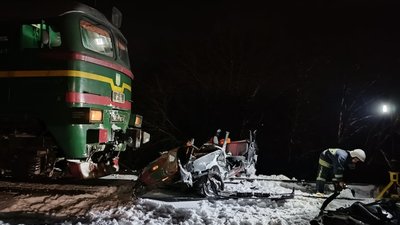 На Івано-Франківщині поїзд протаранив автомобіль (ФОТО)