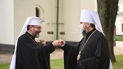 Як під час карантину вітаються митрополити (ФОТО)