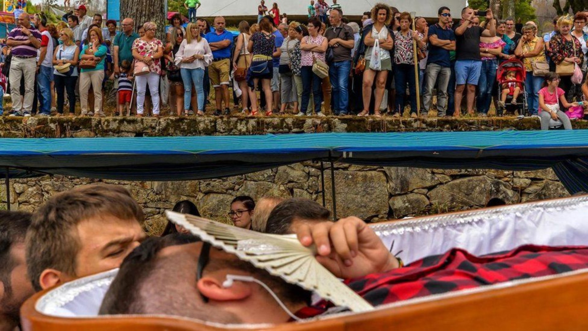 Навіщо деякі іспанці щороку лягають в труну. Фото: BBC Україна
