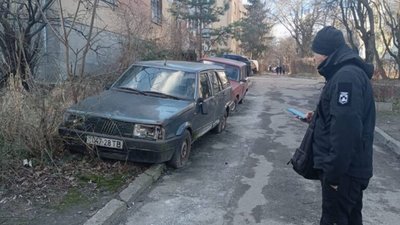 У Львові евакуювали перше покинуте авто