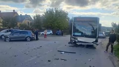 Біля Львова п’ятеро людей травмовані через зіткнення легковика з автобусом