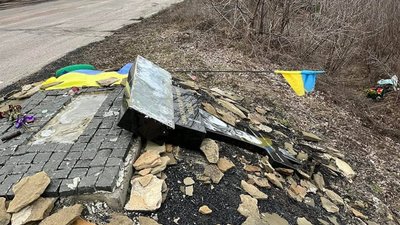 Окупанти знищили пам’ятник Герою України Василю Сліпаку (ФОТО)