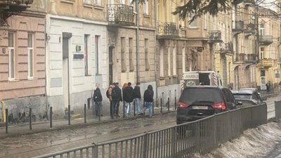 У Львові брила впала на чоловіка