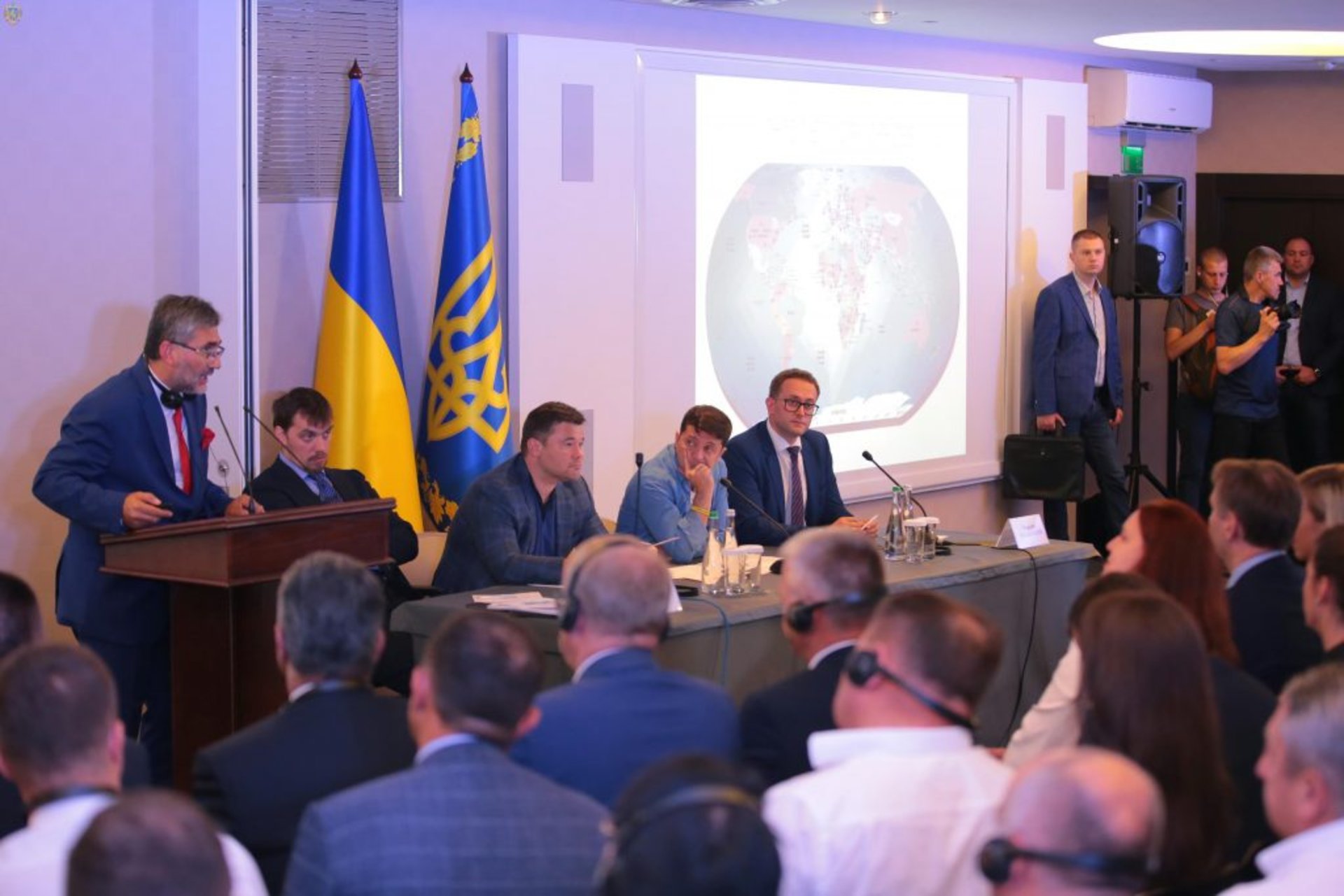 Як Зеленський у сорочці на Львівщині говорив про медичний туризм. Фото прес-служба ЛОДА