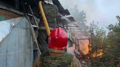 Чотири людини загинули під завалами будинку після обстрілів росіян на Харківщині