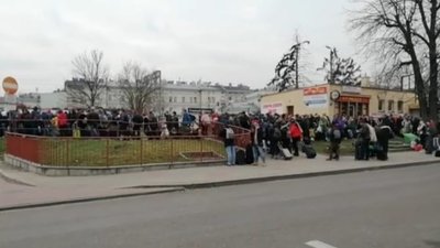 На вокзалі у Перемишлі черги українців на спецпоїзди (ФОТО)