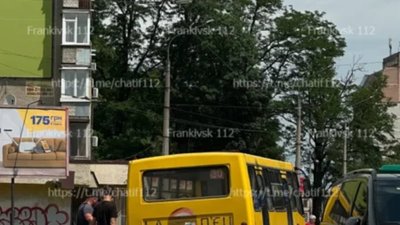В Івано-Франківську у маршрутки відвалилось колесо (ФОТО)