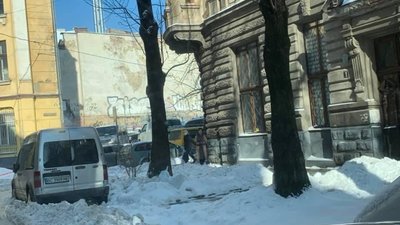 У Львові просять розчистити паркомісця для водіїв (ФОТО)