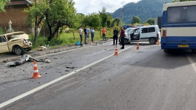 На трасі "Київ-Чоп" під час автозіткнення постраждали семеро осіб (ФОТО, ВІДЕО)