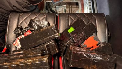 Квиток до Німеччини отримали не всі: 250 пачок цигарок зняли з рейсу