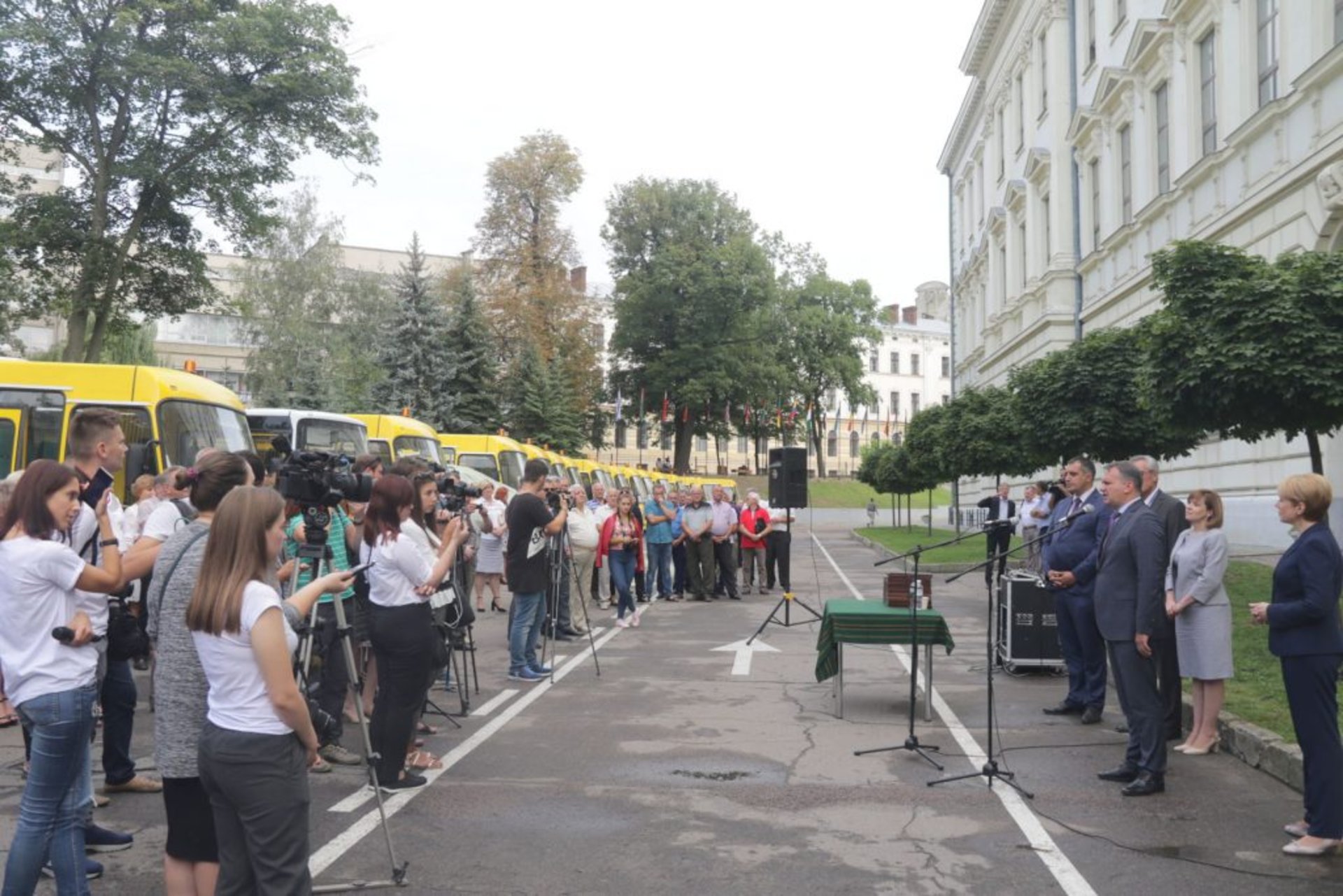 Школи Львівщини отримали 36 нових автобусів