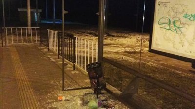 У Львові невідомі розтрощили трамвайну зупинку (ФОТО)