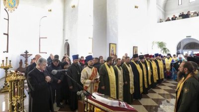 Порошенко закликав усіх українців молитися за полонених моряків