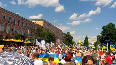 10 тисяч українців прийшли під Печерський суд підтримати Порошенка (ФОТОРЕПОРТАЖ)