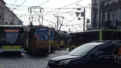 У Львові трамвай зійшов з рейок (ФОТО)