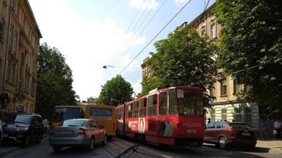 У салоні львівського трамваю студенту ледь не проломило голову кріпленням електродротів
