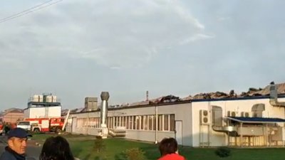 На Закарпатті кілька годин гасили пожежу на лижній фабриці (ВІДЕО, ФОТО)