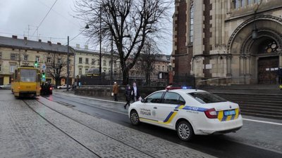 У Львові на площі Кропивницького працює поліція (ФОТО, ВІДЕО)