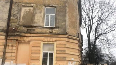 То є Львів: у центрі міста обвалюється фасад будинку (ФОТО)