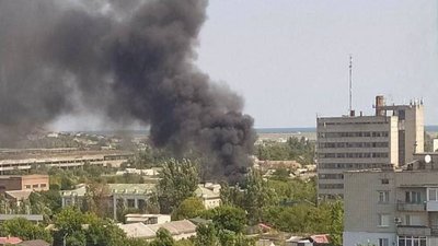 У Бердянську горить завод, до якого окупанти стягували техніку (ВІДЕО)