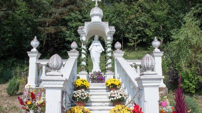 На Львівщині десятки рятувальників гасили пожежу  у відомому місці паломництва