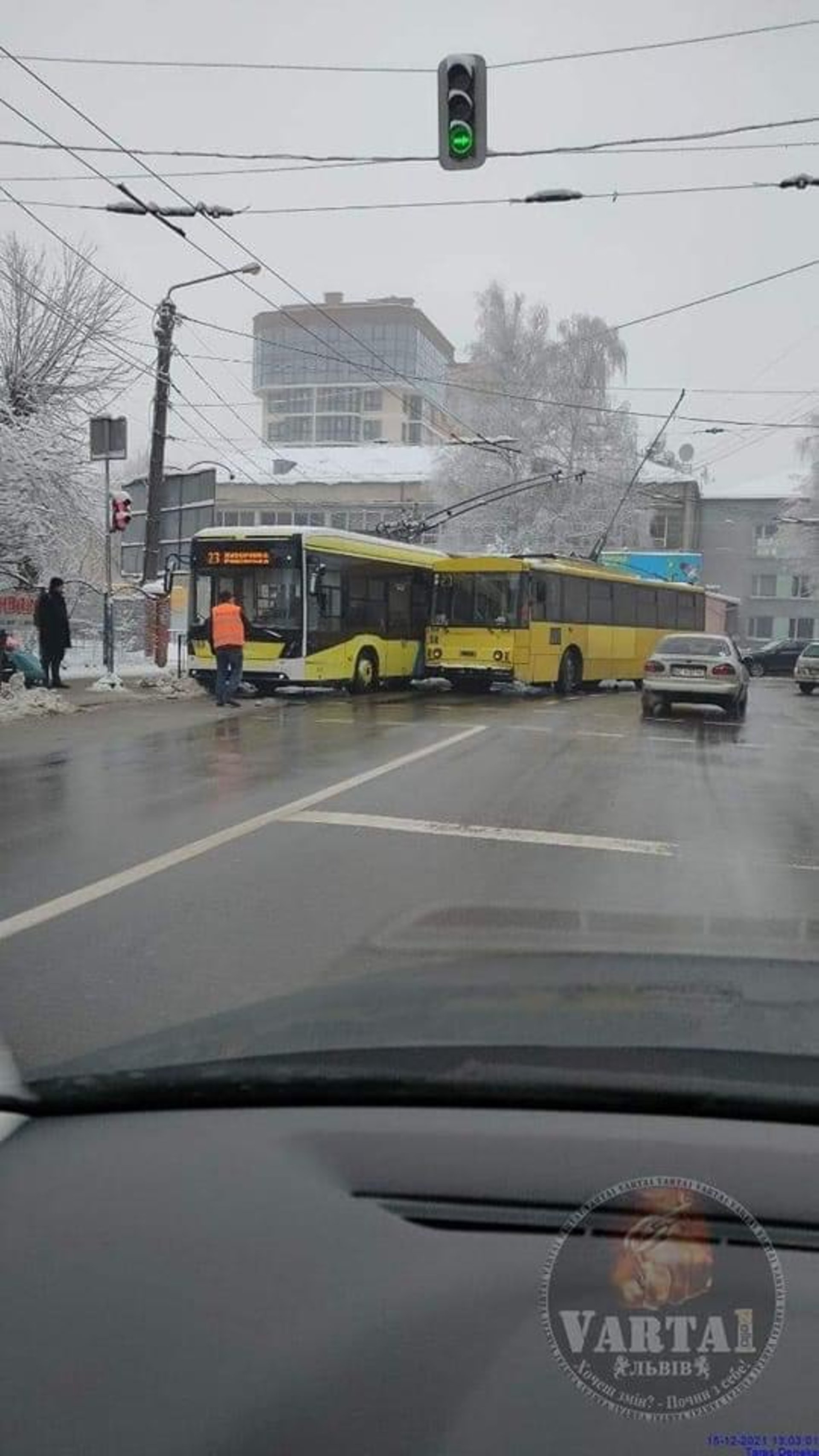 У Львові не розминулись тролейбуси, скрін