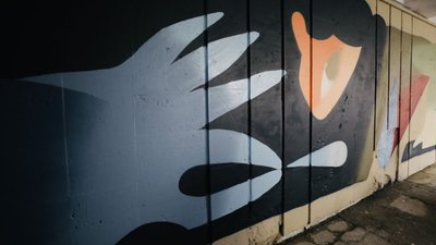 Українські художники розмальовують один із підземних переходів Львова у стилі твору Станіслава Лема (ФОТО)