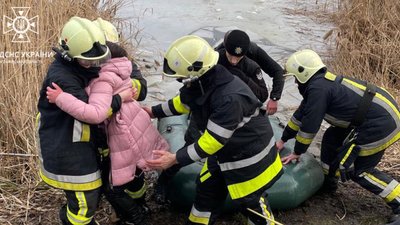 На Львівщині дівчинка провалилась під кригу місцевого озера