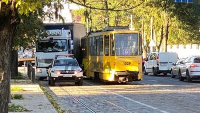 У Львові вантажівка влетіла у трамвай