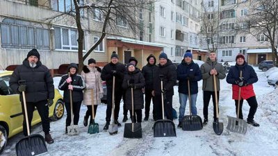 У Львові мешканці виконують роботу комунальників
