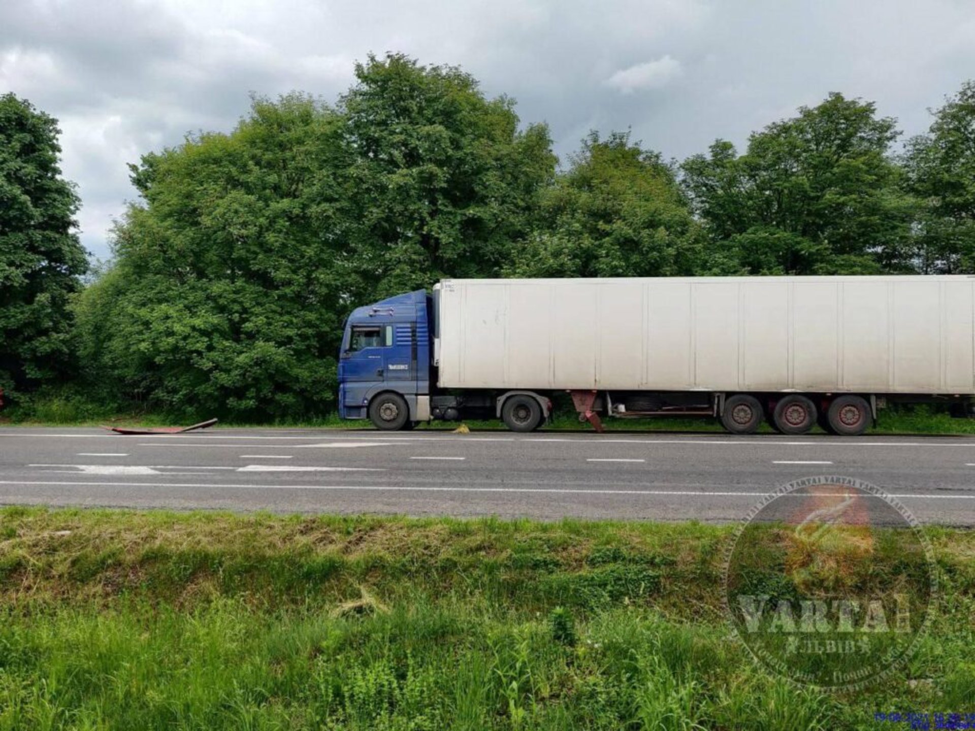 На трасі "Київ - Чоп" вантажівка перекрила дорогу