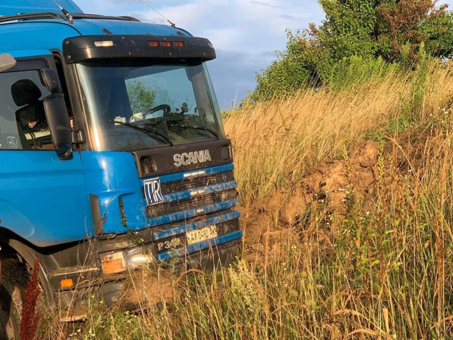 На трасі "Київ - Чоп" розірвало автомобіль, фото ДСНС Рівненської області