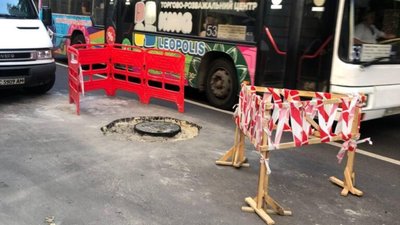 У Львові на Шота Руставелі ремонтують дорожнє покриття навколо люків (ФОТО)
