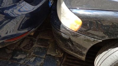 У Львові на парковці не розминулись автомобілі (ФОТО)